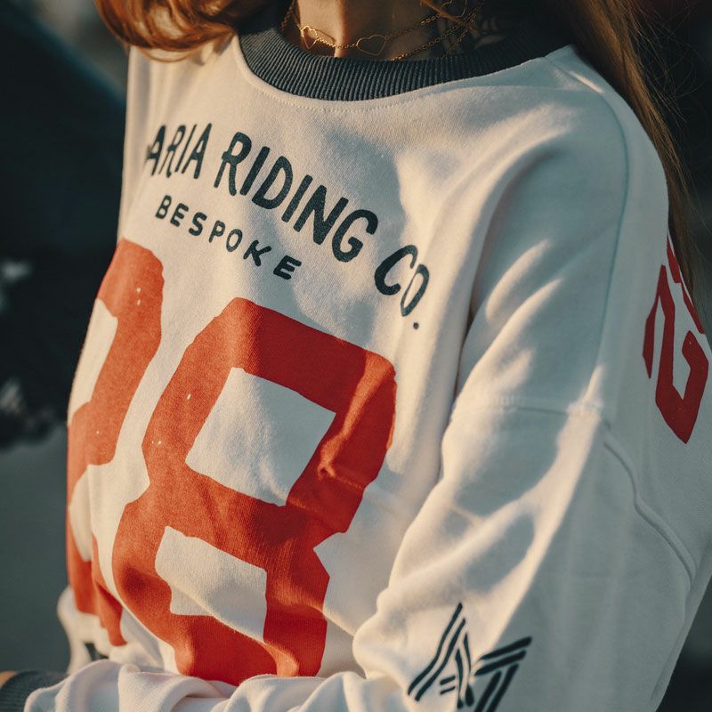 Maria Riding Company｜ブラーヴァ ウーマン スウェットシャツ｜ホワイト｜モデル着用
