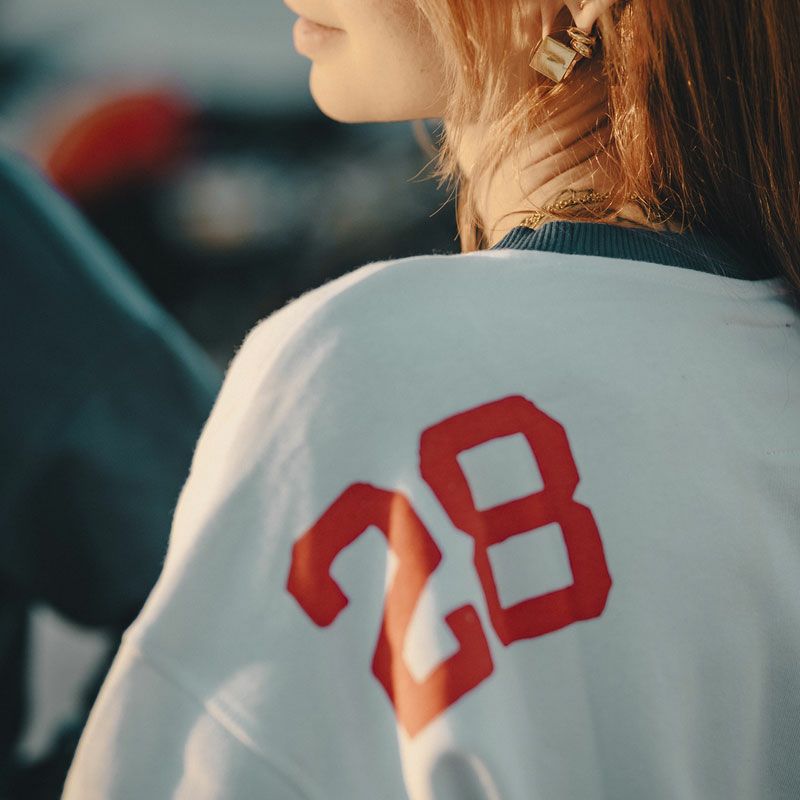 Maria Riding Company｜ブラーヴァ ウーマン スウェットシャツ｜ホワイト｜モデル着用