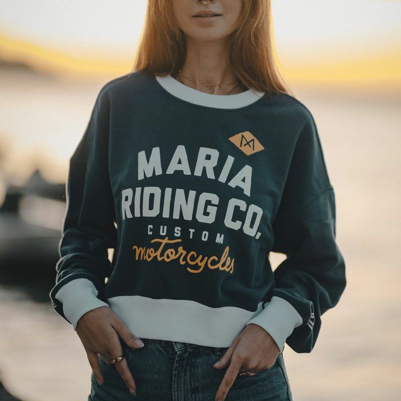 Maria Riding Company｜ブラーヴァ ウーマン スウェットシャツ｜ネイビーブルー｜モデル着用