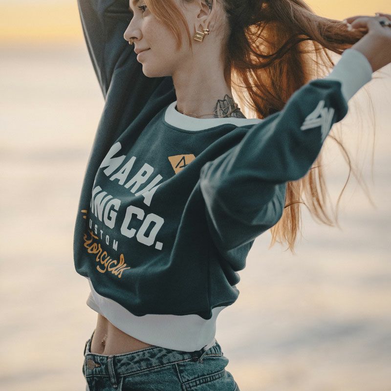 Maria Riding Company｜ブラーヴァ ウーマン スウェットシャツ｜ネイビーブルー｜モデル着用