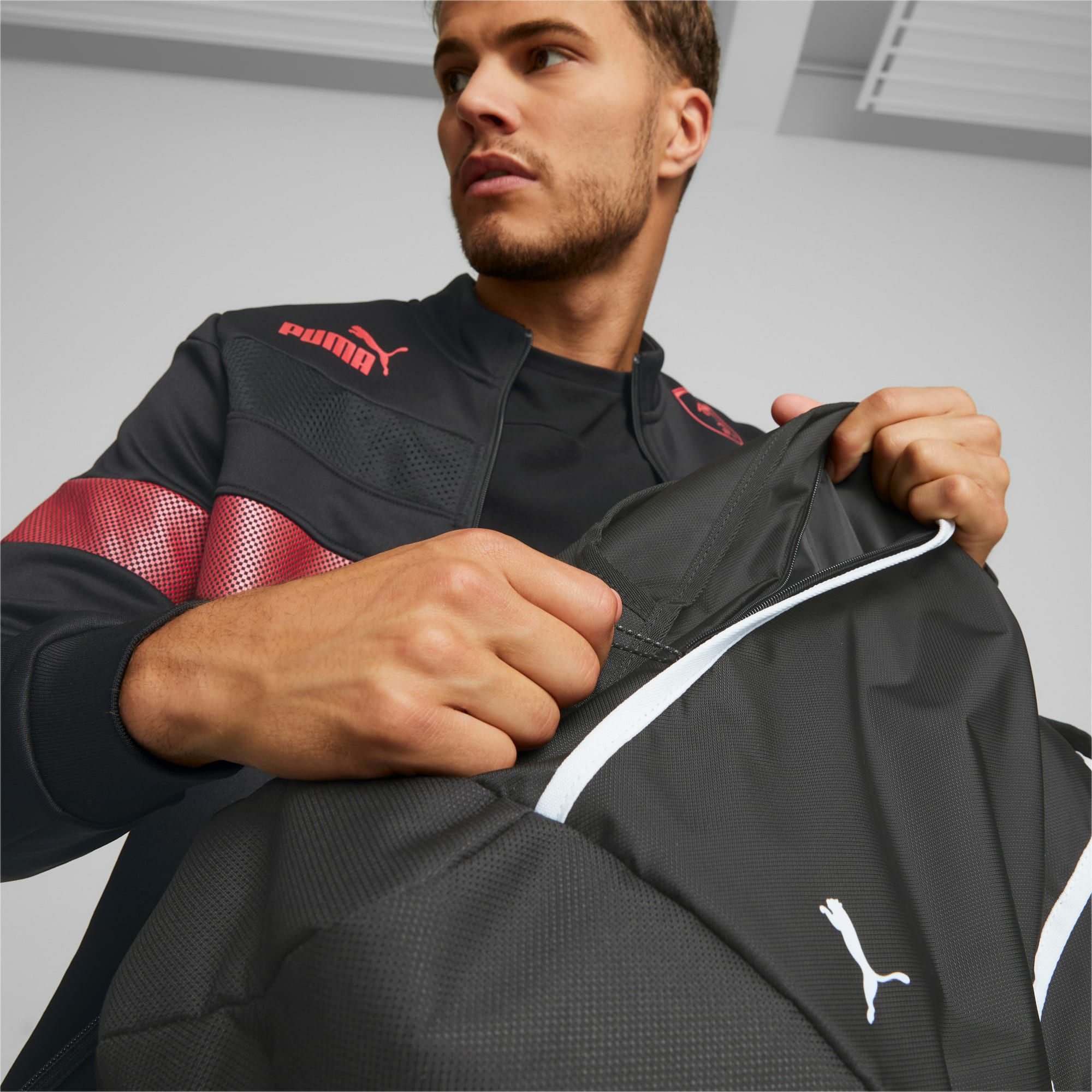 Ferrari｜スクーデリア フェラーリ レース バックパック｜バッグ｜ブラック｜モデル着用