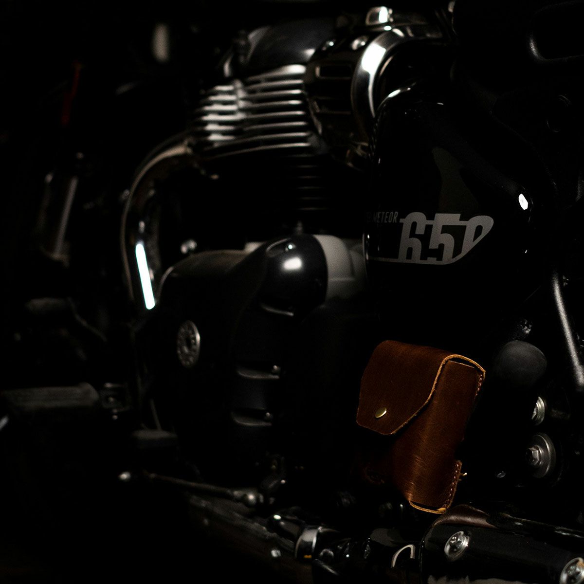 Trip Machine｜トゥルーパー ヘルメット バッグ｜その他バッグ｜コニャック｜使用イメージ