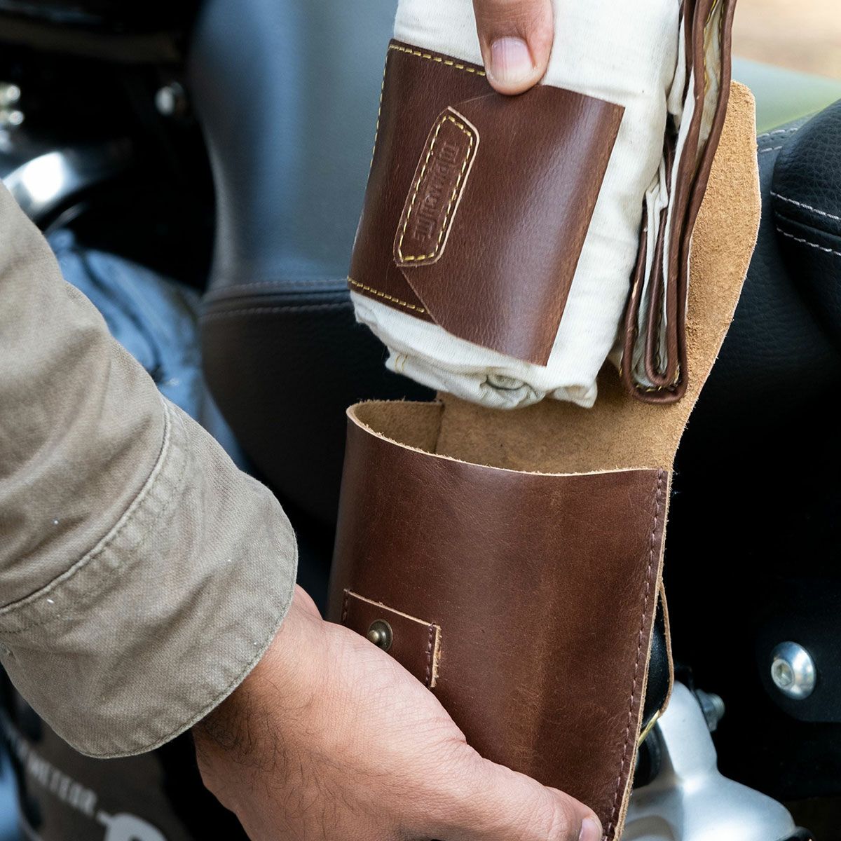 Trip Machine｜トゥルーパー ヘルメット バッグ｜その他バッグ｜コニャック｜使用イメージ