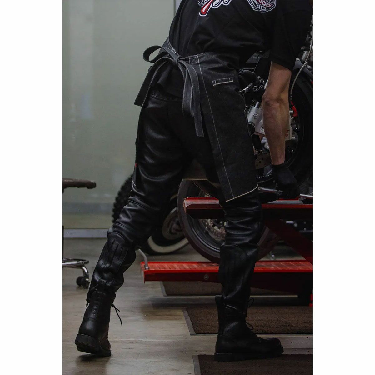 PANDO MOTO｜カタナ スリム｜レザー｜ブラック｜モデル着用