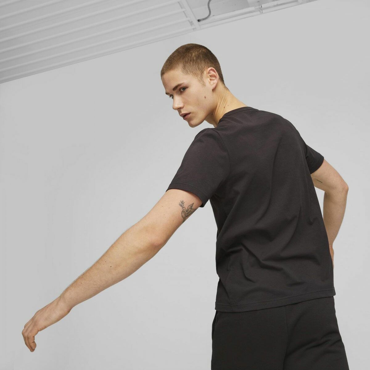 BMW PUMA｜BMW MMS ESS ロゴ Tシャツ｜ブラック｜モデル着用