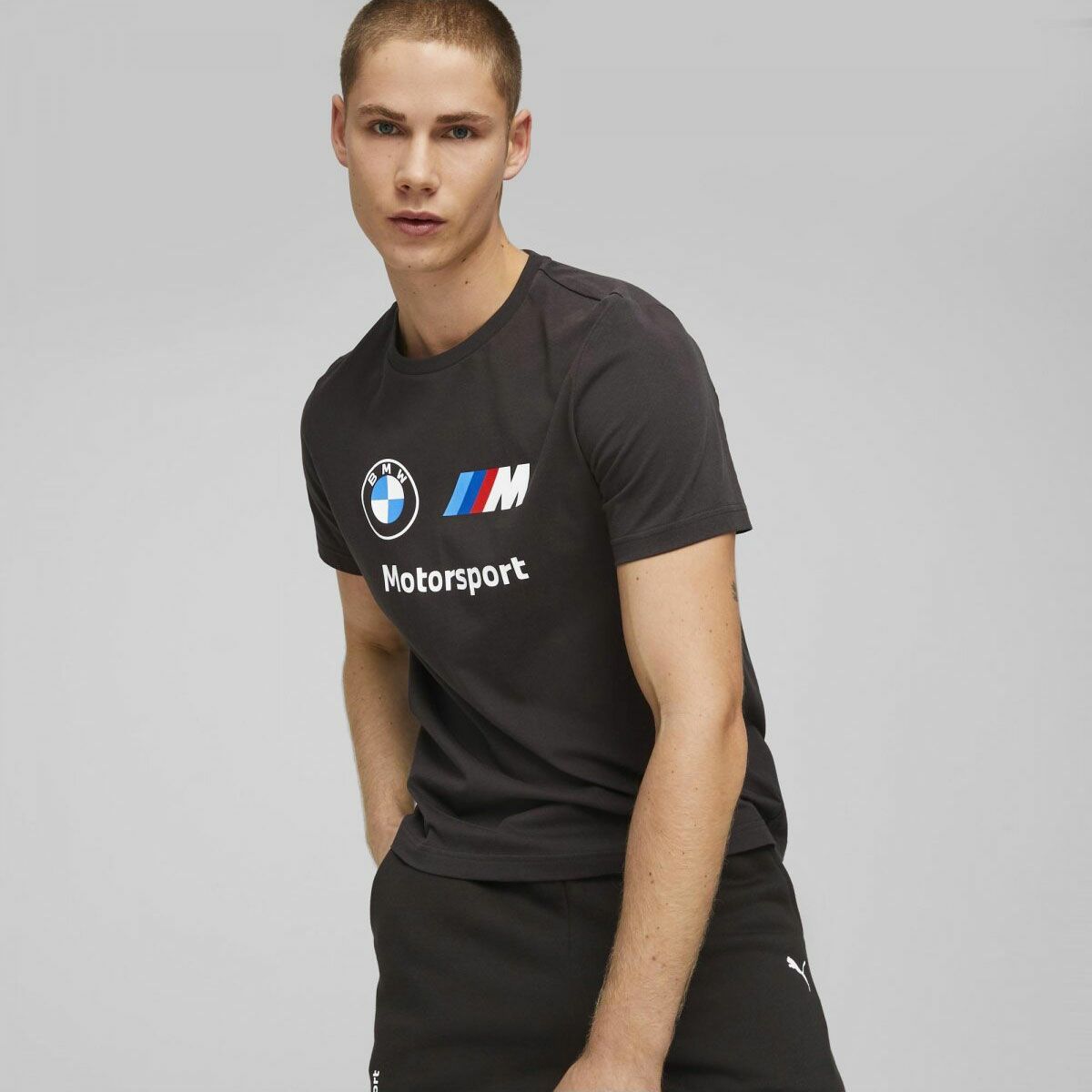 BMW PUMA｜BMW MMS ESS ロゴ Tシャツ｜ブラック｜モデル着用