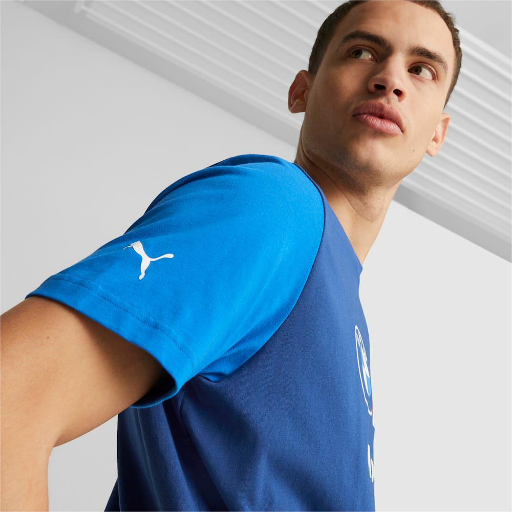 BMW PUMA｜BMW MMS ESS ロゴ Tシャツ｜ダークブルー｜モデル着用