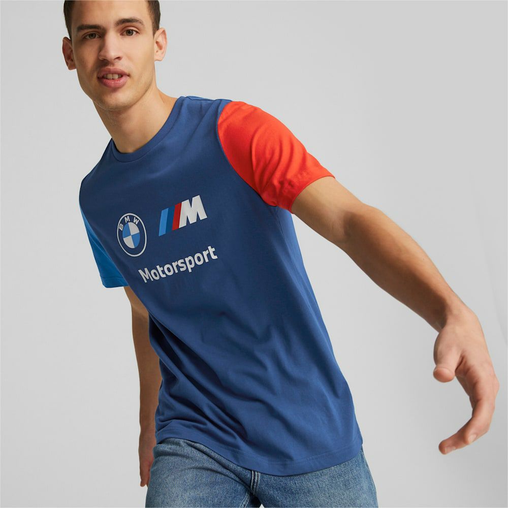 BMW PUMA｜BMW MMS ESS ロゴ Tシャツ｜ダークブルー｜モデル着用
