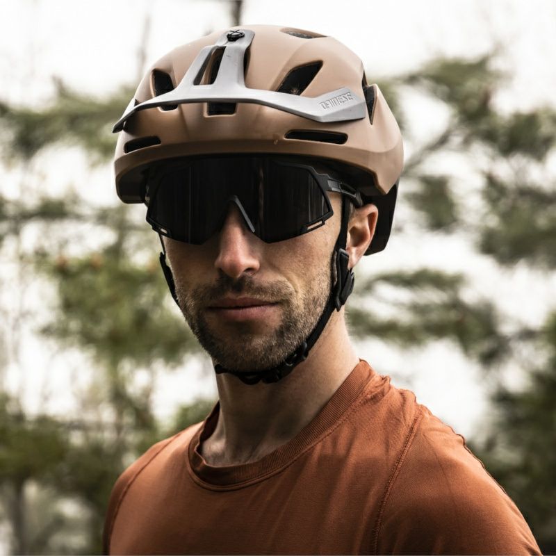 Dainese｜LINEA 03｜ヘルメット関連｜ラスティネイル×ブラック｜モデル着用