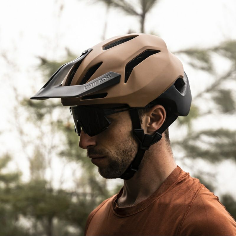 Dainese｜LINEA 03｜ヘルメット関連｜ラスティネイル×ブラック｜モデル着用