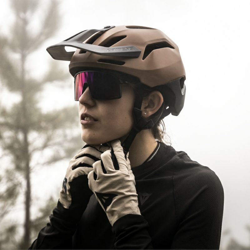 Dainese｜LINEA 03｜ヘルメット関連｜ラスティネイル×ブラック｜モデル着用