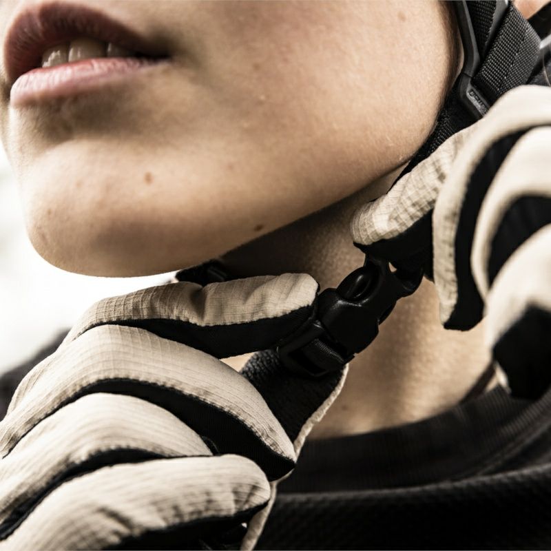 Dainese｜LINEA 03｜ヘルメット関連｜ラスティネイル×ブラック｜モデル着用