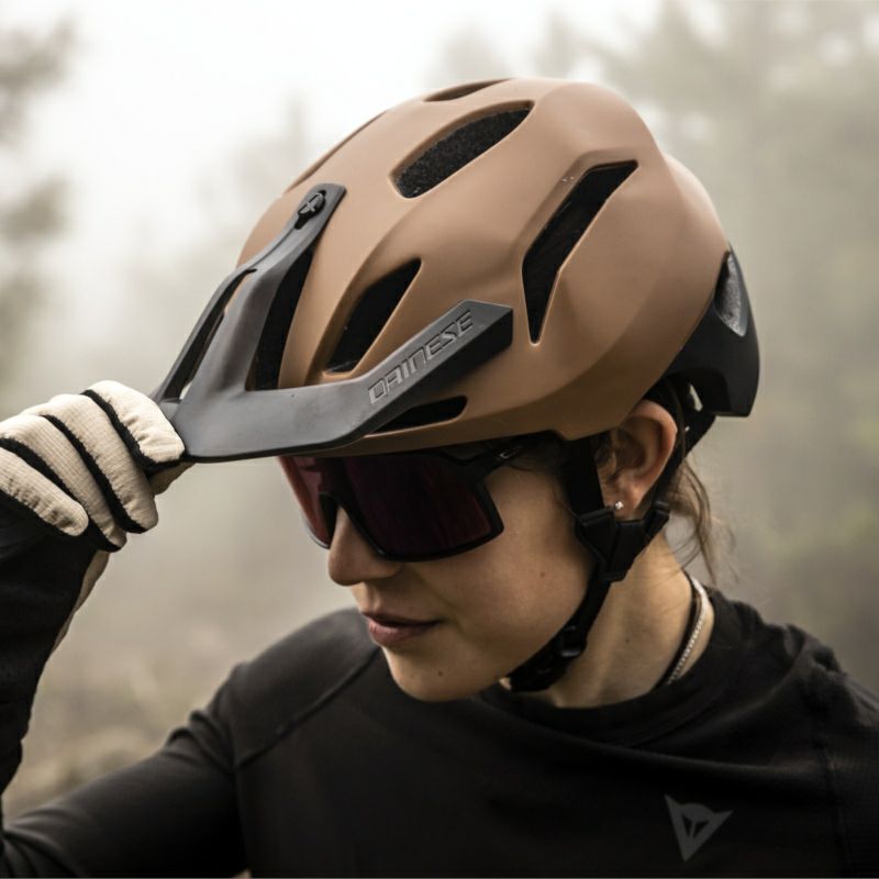 Dainese｜LINEA 03｜ヘルメット関連｜ラスティネイル×ブラック｜モデル着用