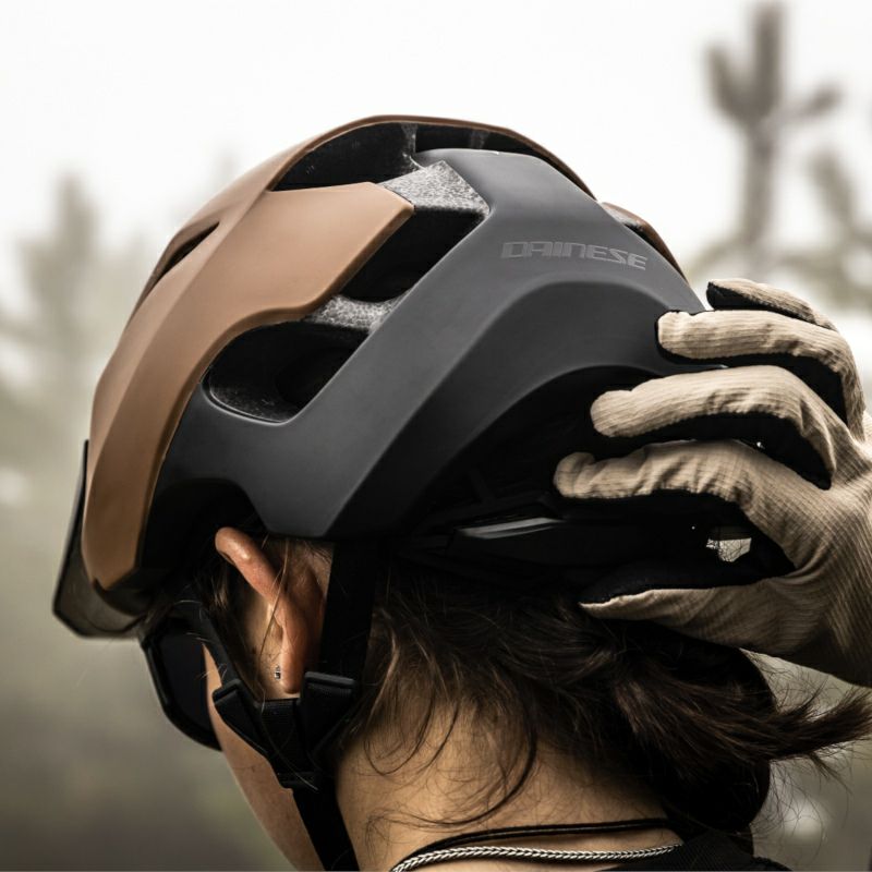 Dainese｜LINEA 03｜ヘルメット関連｜ラスティネイル×ブラック｜モデル着用