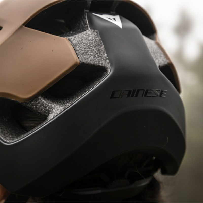 Dainese｜LINEA 03｜ヘルメット関連｜ラスティネイル×ブラック｜モデル着用