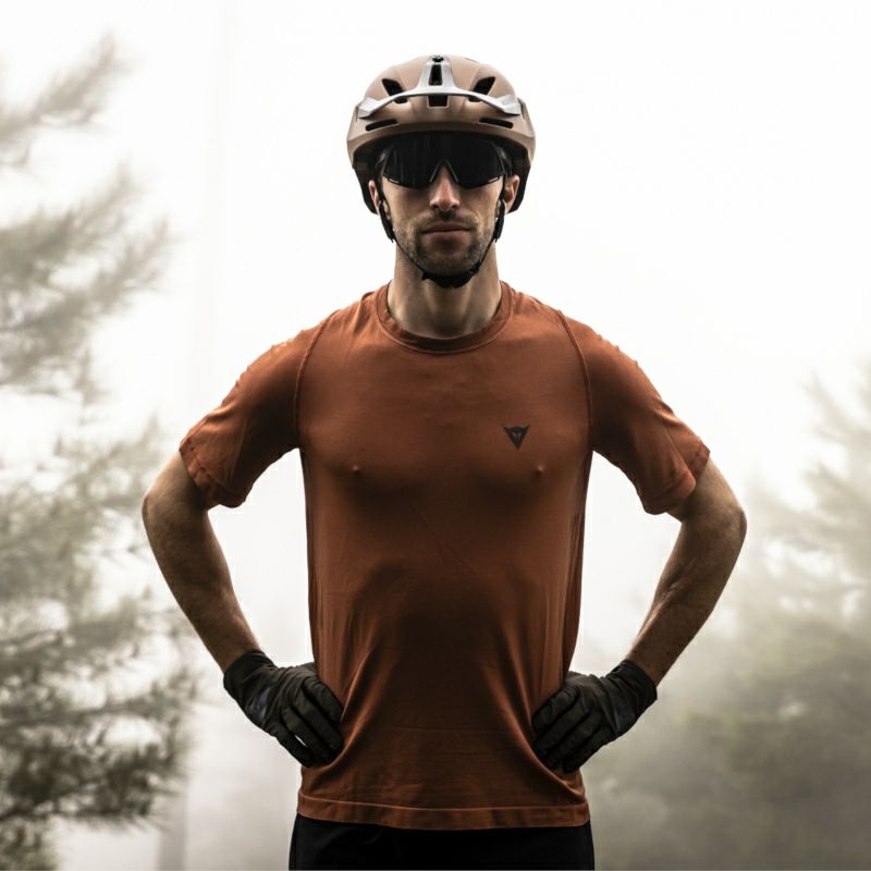 Dainese｜LINEA 03｜ヘルメット関連｜ラスティネイル×ブラック｜モデル着用