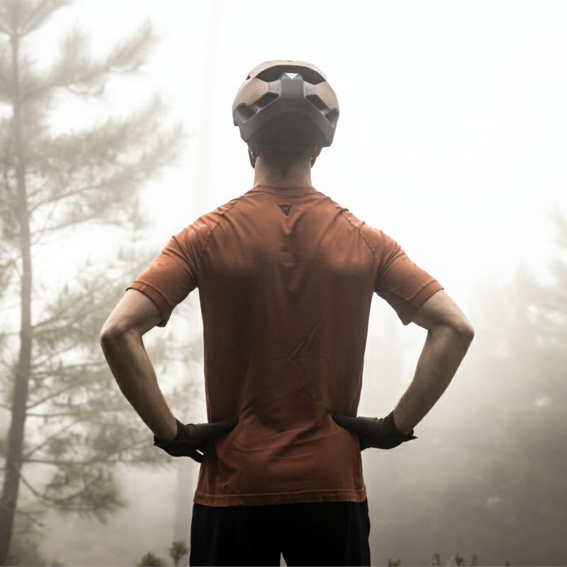 Dainese｜LINEA 03｜ヘルメット関連｜ラスティネイル×ブラック｜モデル着用