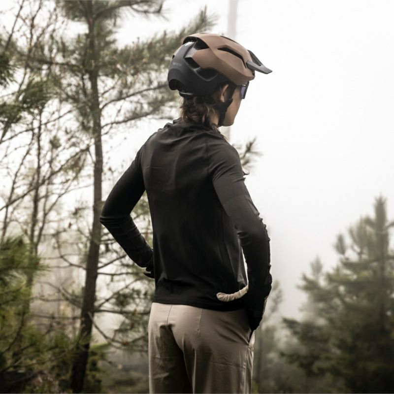 Dainese｜LINEA 03｜ヘルメット関連｜ラスティネイル×ブラック｜モデル着用