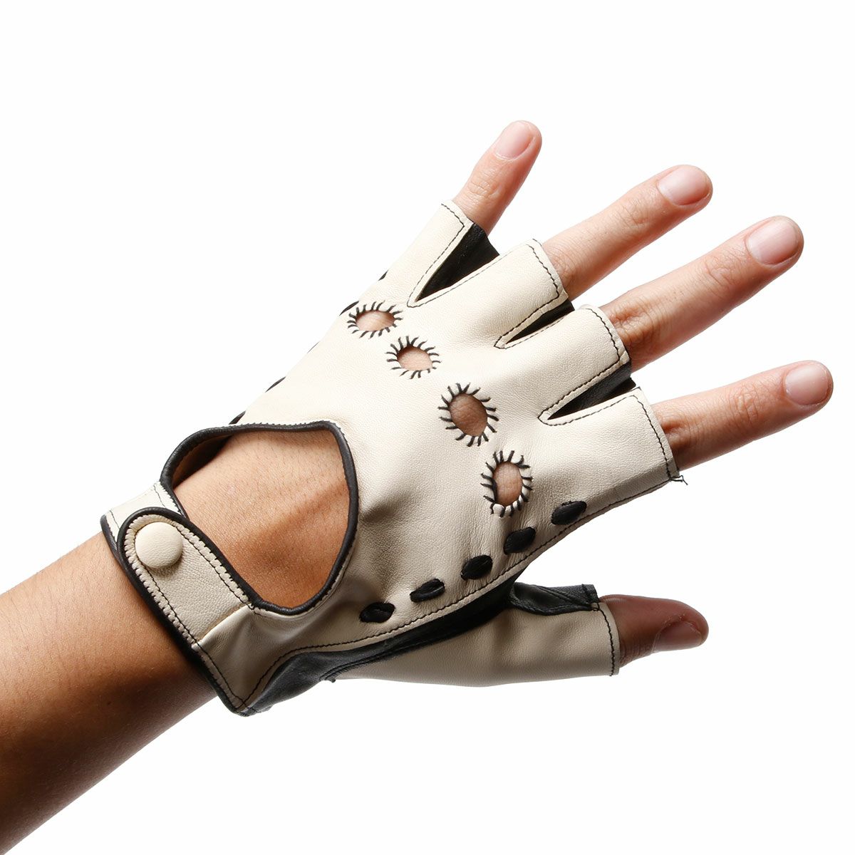 Motorimoda｜ナポリ II レザー ドライビンググローブ｜ハーフ｜ベージュ×ブラック｜モデル着用