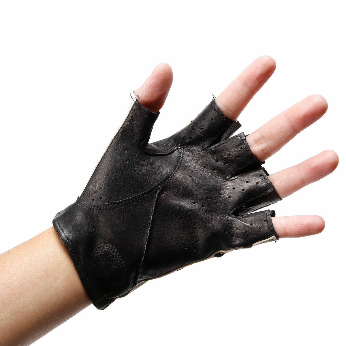 Motorimoda｜ナポリ II レザー ドライビンググローブ｜ハーフ｜ベージュ×ブラック｜モデル着用