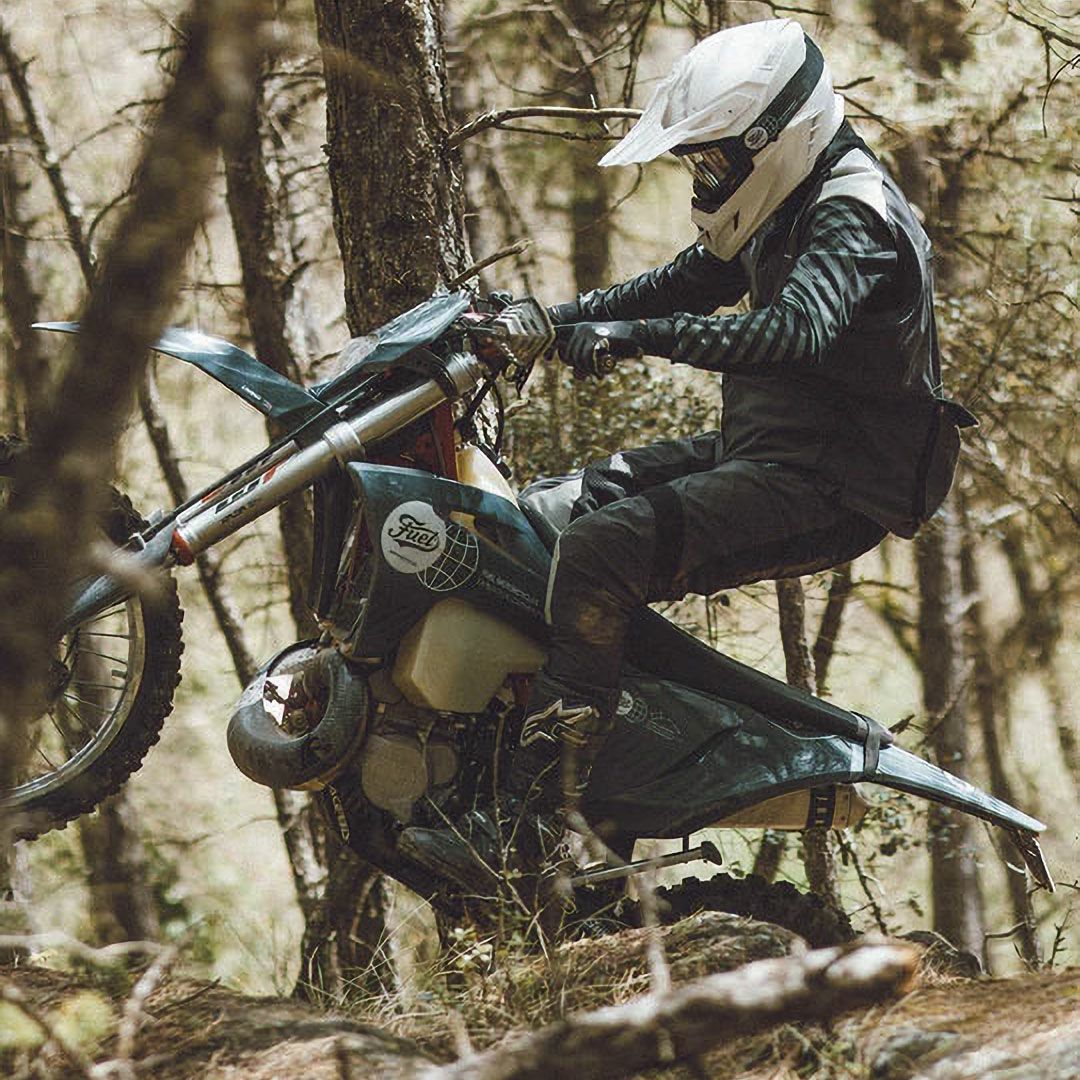 Fuel Motorcycles｜エンデュレージ ジャケット｜ファブリック｜ダークグレー｜モデル着用