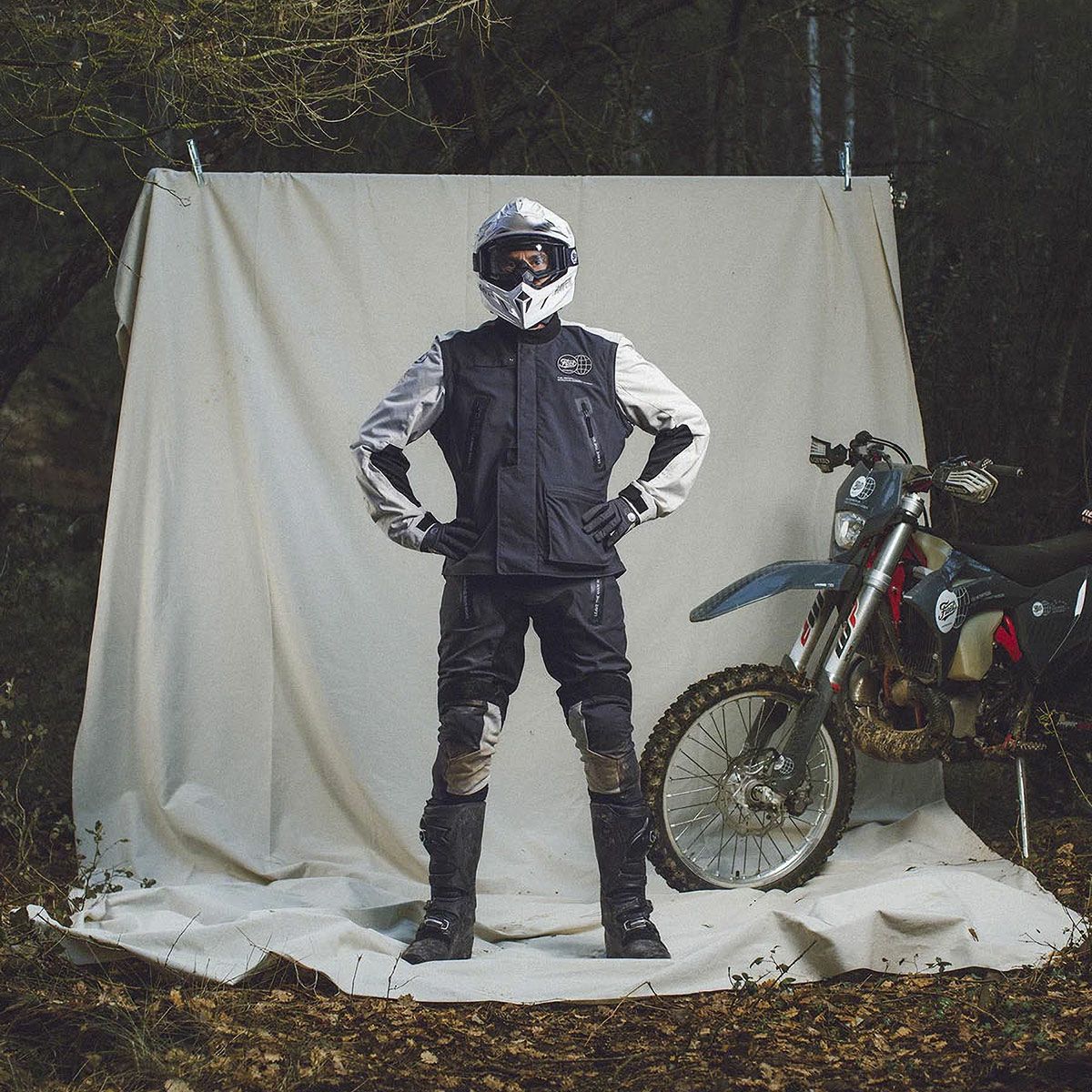 Fuel Motorcycles｜エンデュレージ ジャケット｜ファブリック｜ダークグレー｜モデル着用