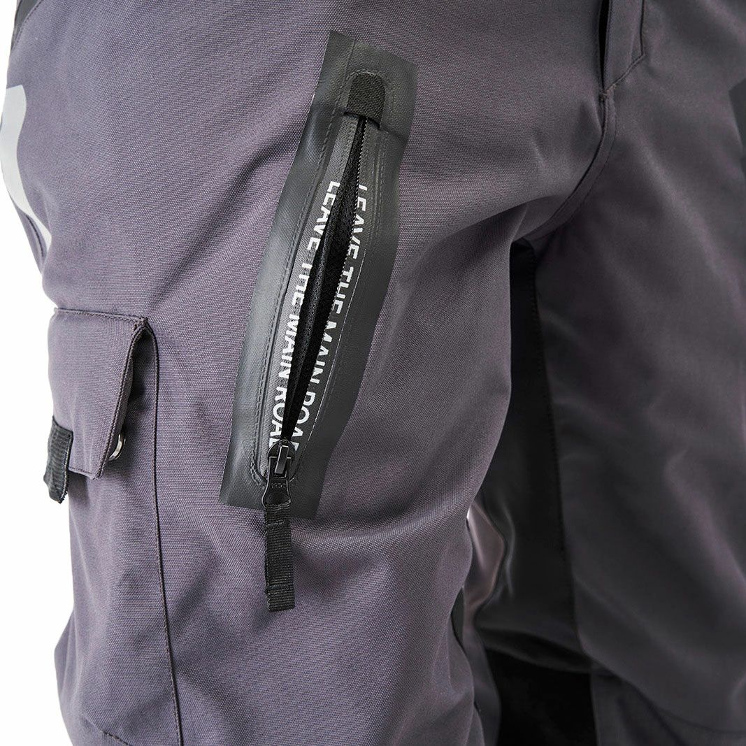 Fuel Motorcycles｜アストレイル パンツ｜その他パンツ｜ダークグレー｜着用