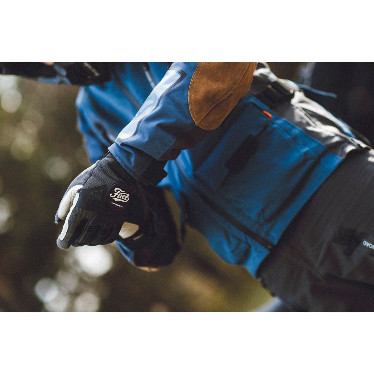 Fuel Motorcycles｜アストレイル グローブ｜3シーズン｜ネイビー｜モデル着用