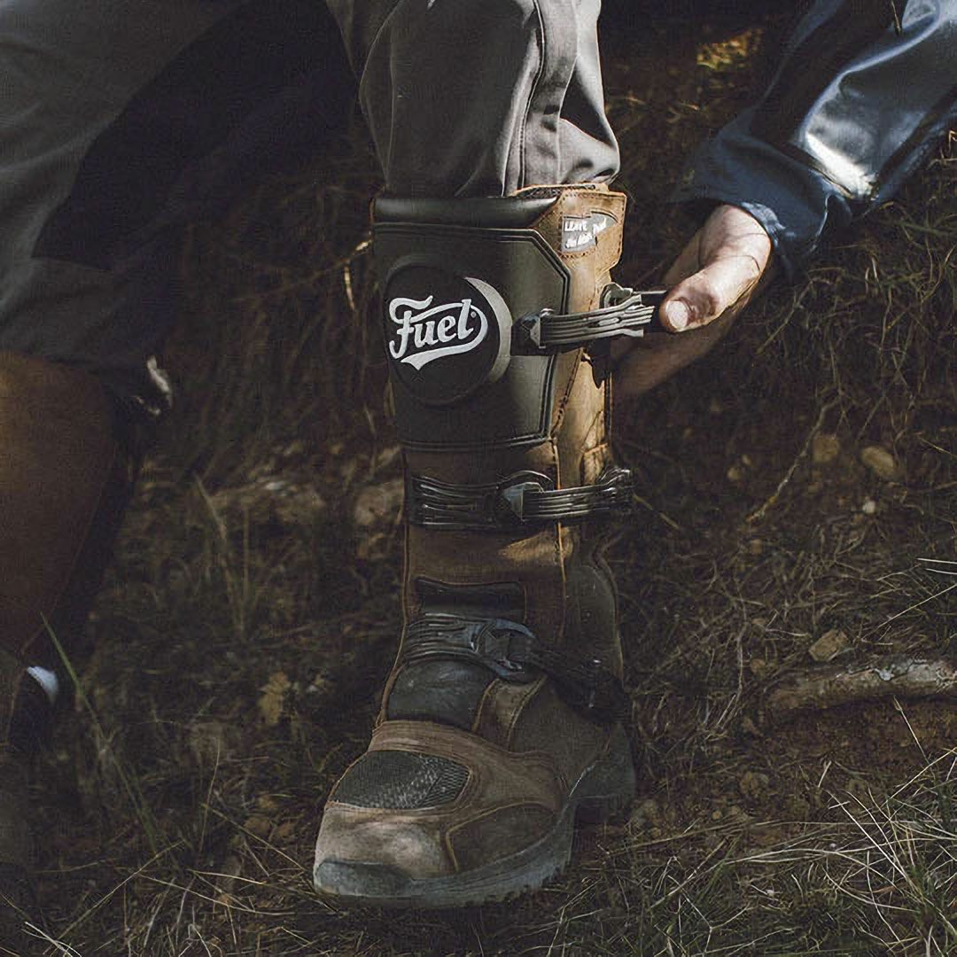 Fuel Motorcycles｜ラリー レイド ブーツ｜ブーツタイプ｜ブラウン｜モデル着用