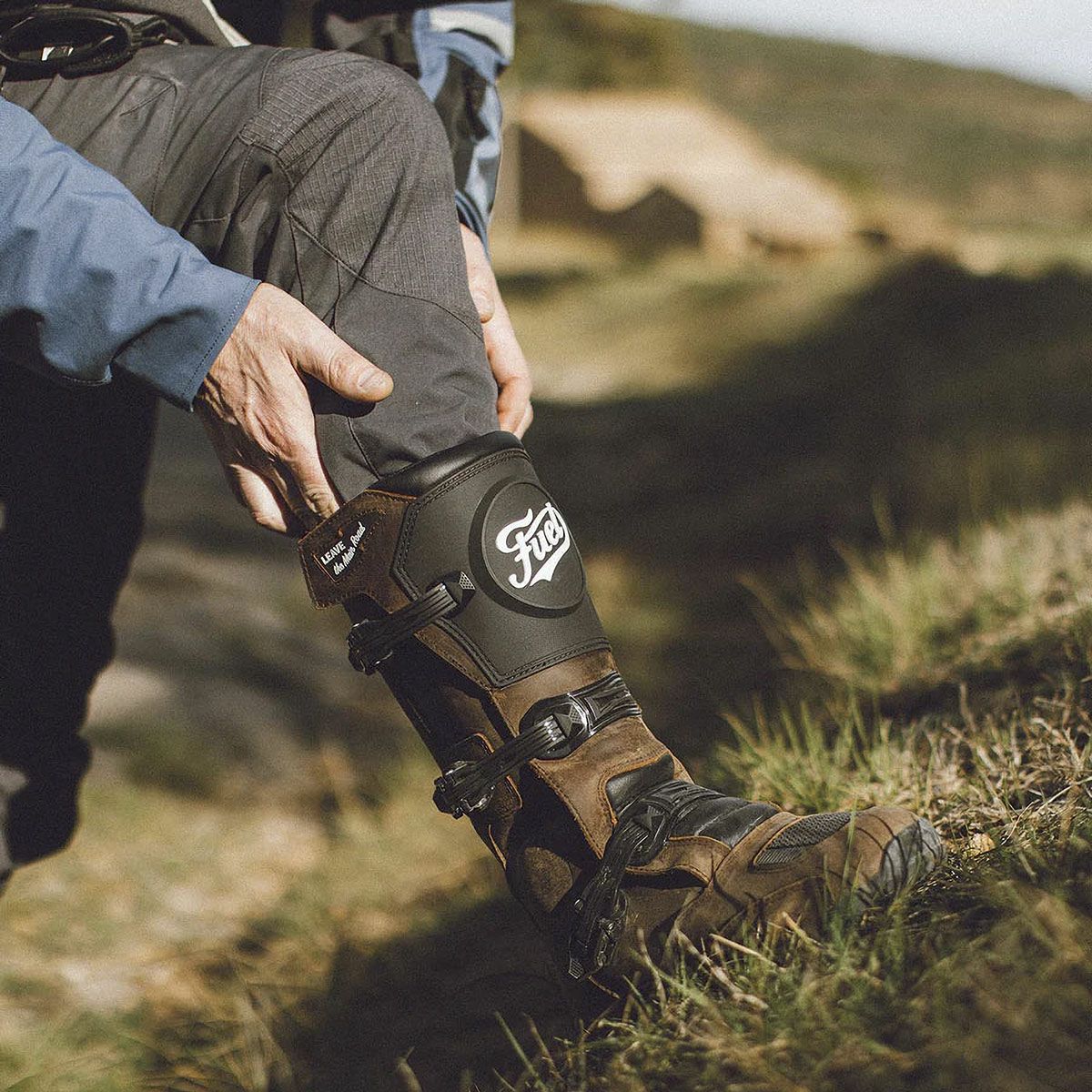 Fuel Motorcycles｜ラリー レイド ブーツ｜ブーツタイプ｜ブラウン｜モデル着用