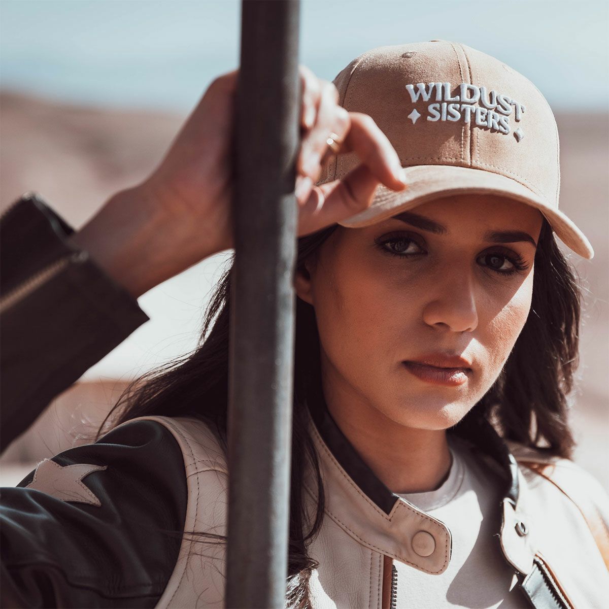 WILDUST｜ワイルダスト シスターズ キャップ｜帽子｜ライトキャメル｜モデル着用