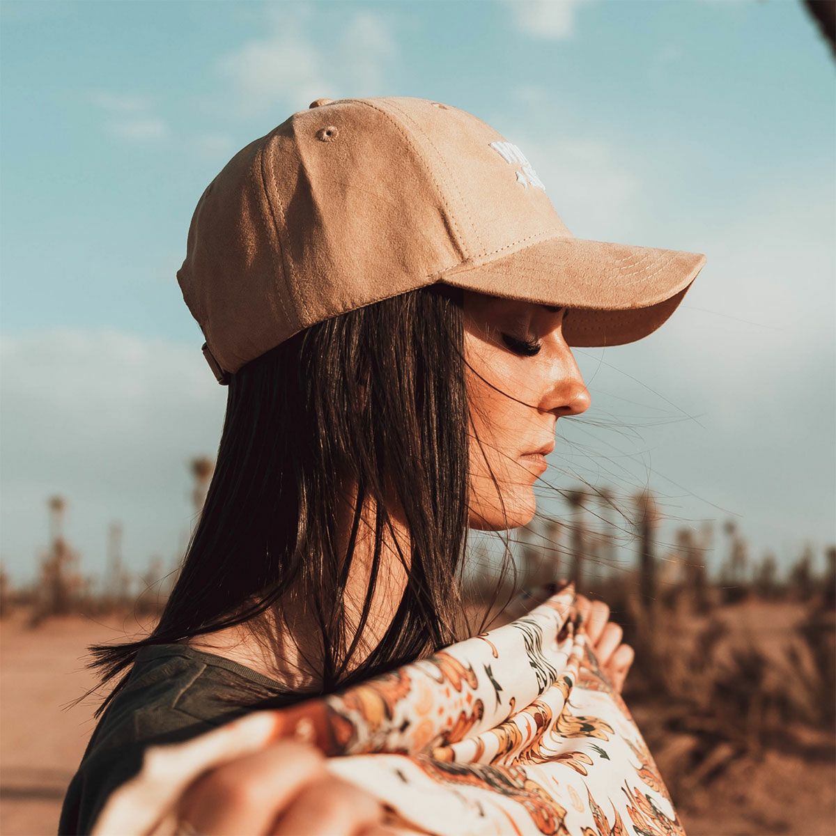 WILDUST｜ワイルダスト シスターズ キャップ｜帽子｜ライトキャメル｜モデル着用