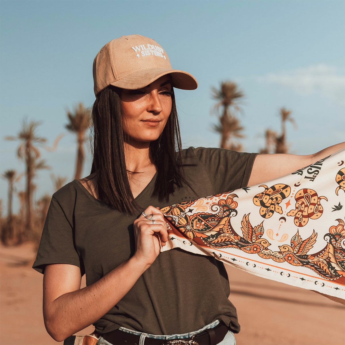 WILDUST｜ワイルダスト シスターズ キャップ｜帽子｜ライトキャメル｜モデル着用