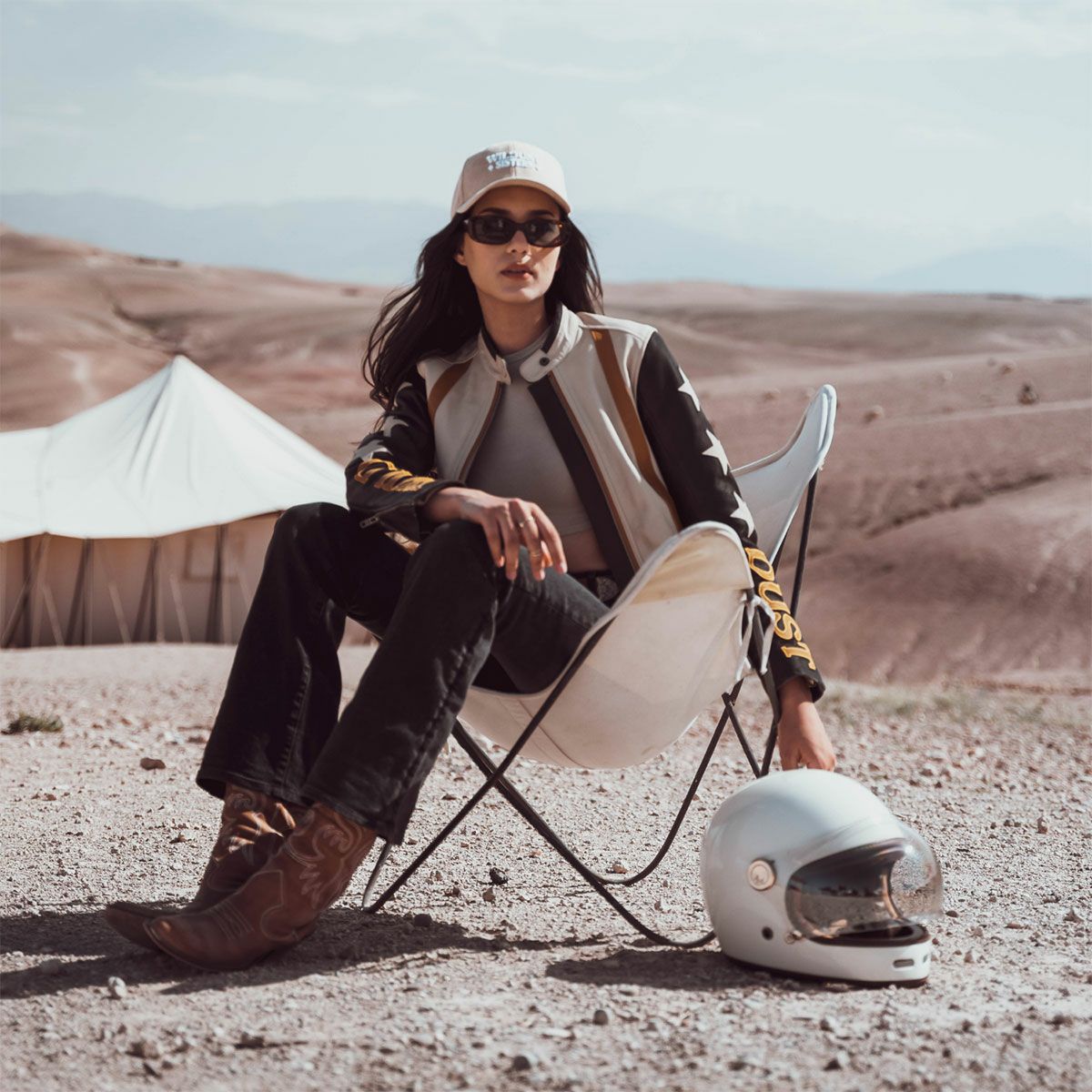 WILDUST｜ワイルダスト シスターズ キャップ｜帽子｜ライトキャメル｜モデル着用