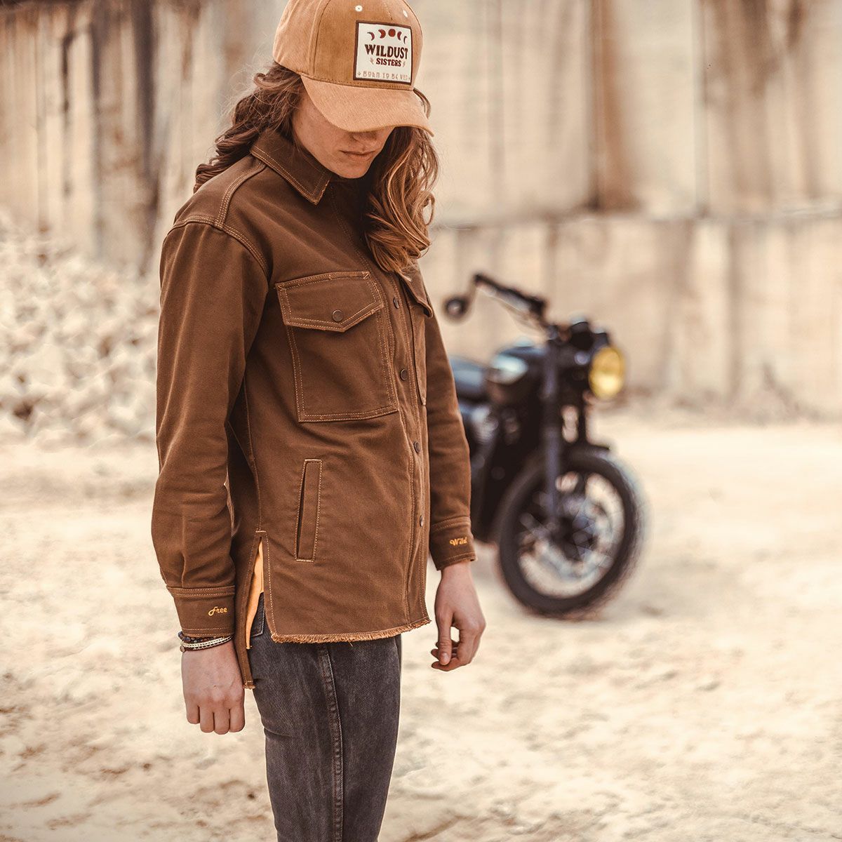 WILDUST｜アーマリス モト ジャケット｜ファブリック｜ダークキャメル｜モデル着用
