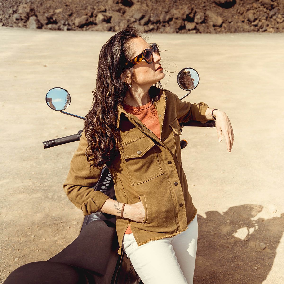 WILDUST｜アーマリス モト ジャケット｜ファブリック｜ダークキャメル｜モデル着用