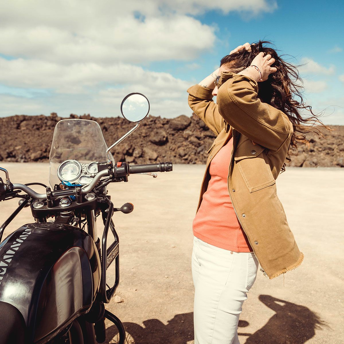 WILDUST｜アーマリス モト ジャケット｜ファブリック｜ダークキャメル｜モデル着用