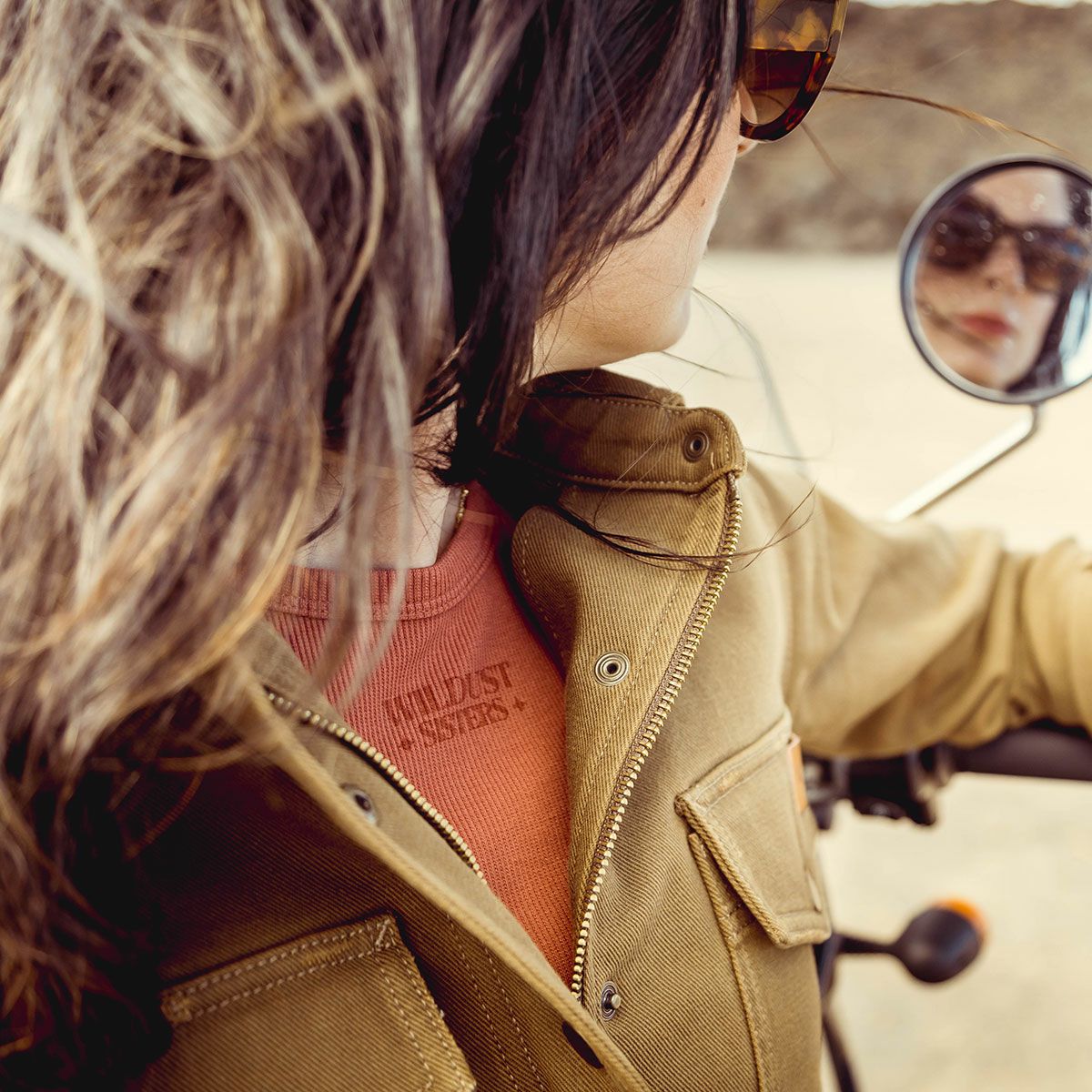 WILDUST｜アーマリス モト ジャケット｜ファブリック｜ダークキャメル｜モデル着用