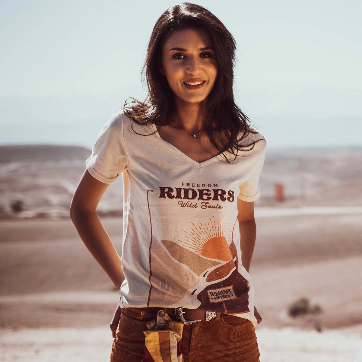 WILDUST｜フリーダム ライダー Tシャツ｜エクリュ｜モデル着用