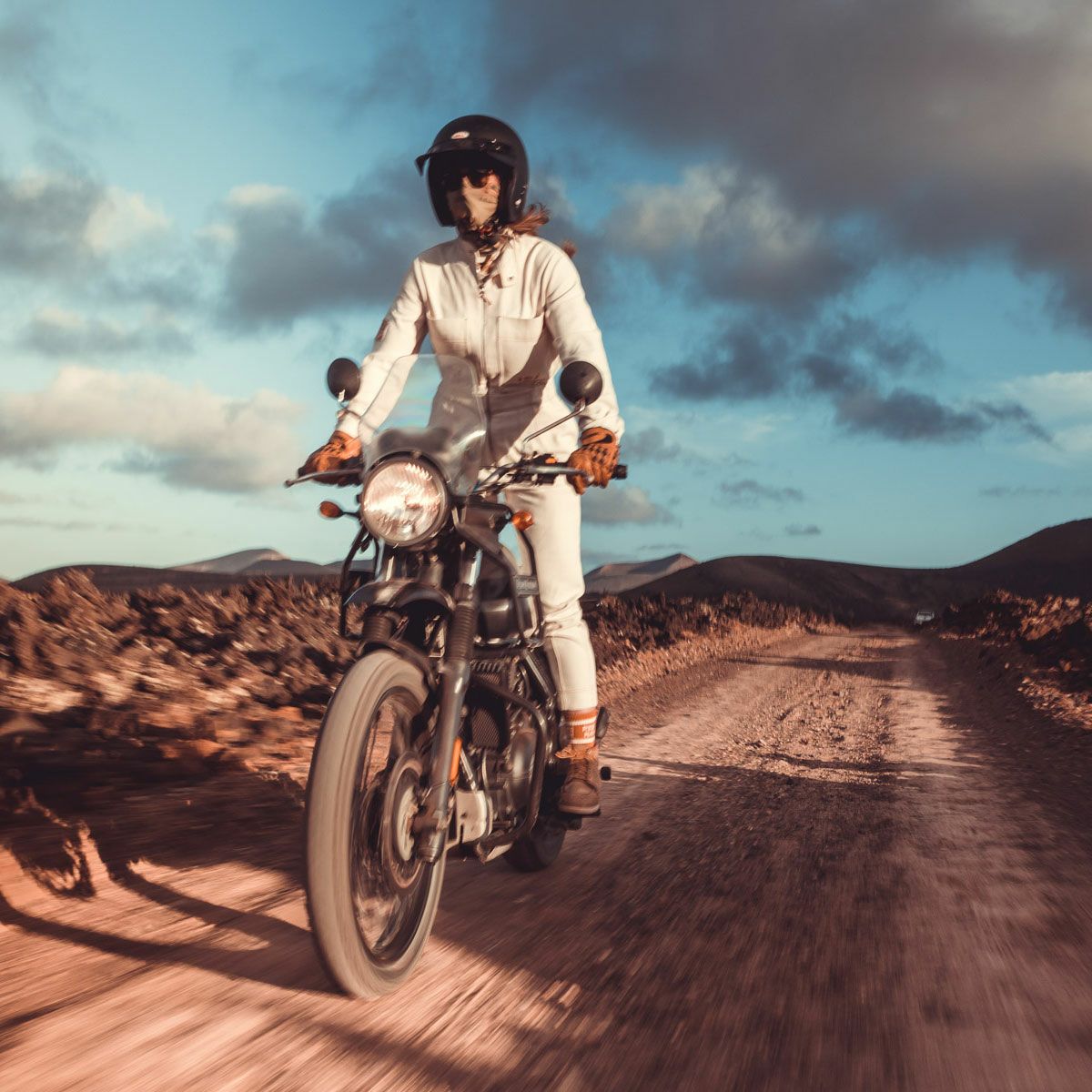 WILDUST｜アビエーター オーバーオール｜エクリュ｜モデル着用