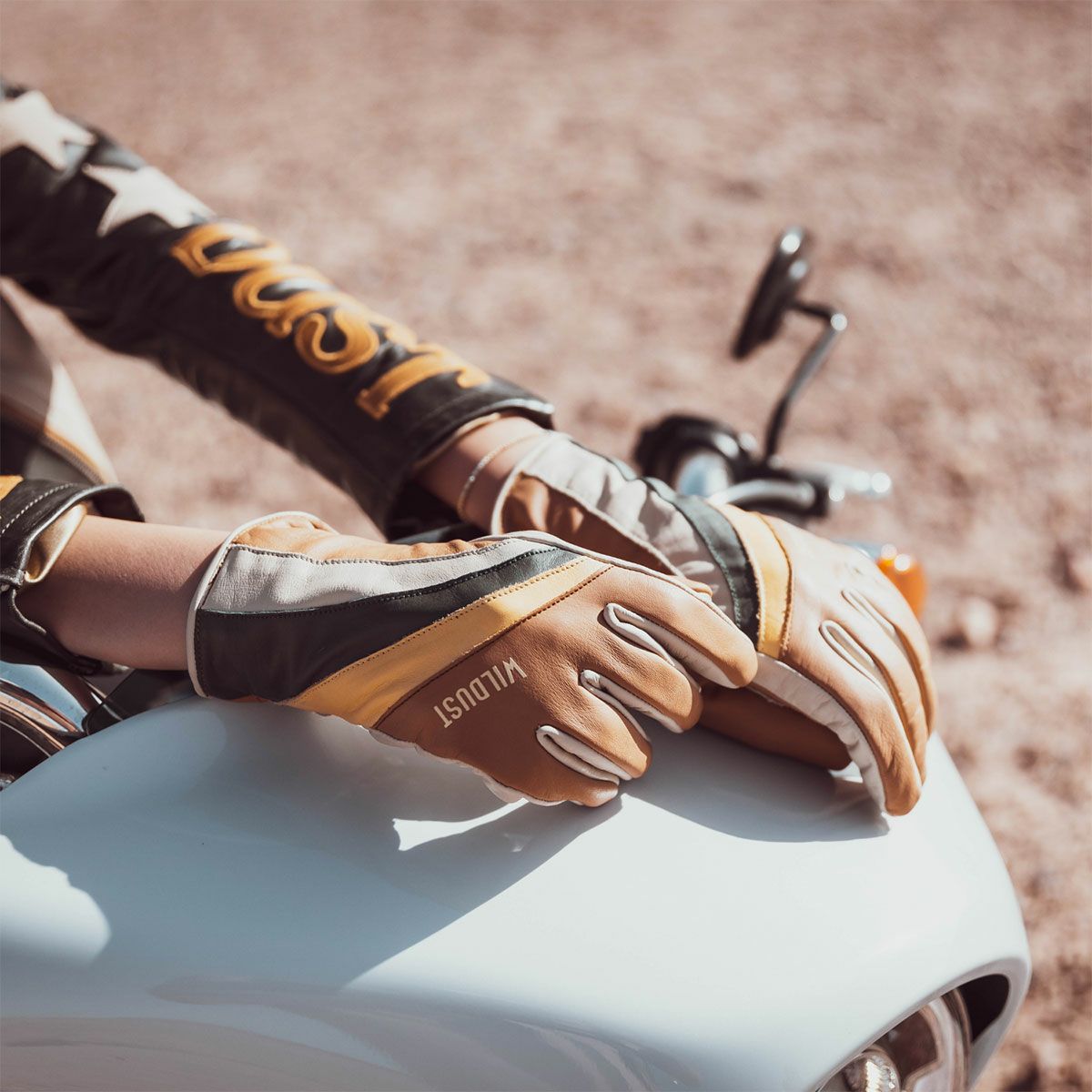 WILDUST｜モーターサイクル グローブ｜3シーズン｜キャメル｜モデル着用