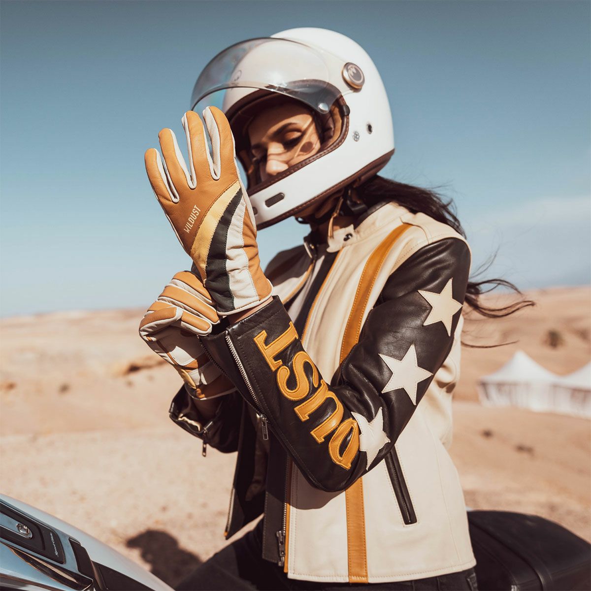 WILDUST｜モーターサイクル グローブ｜3シーズン｜キャメル｜モデル着用
