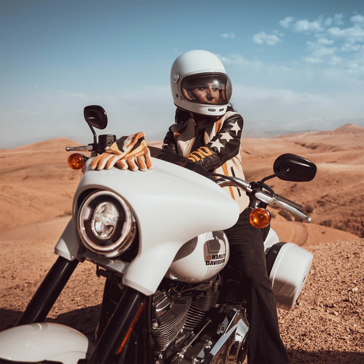 WILDUST｜モーターサイクル グローブ｜3シーズン｜キャメル｜モデル着用