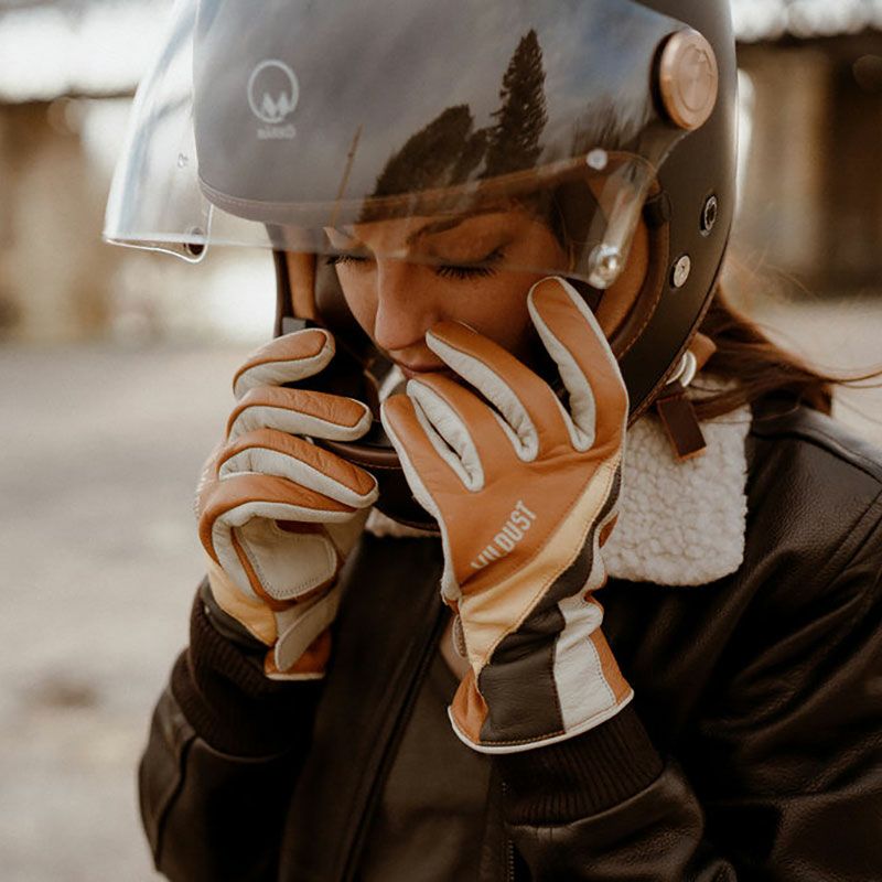 WILDUST｜モーターサイクル グローブ｜3シーズン｜キャメル｜モデル着用