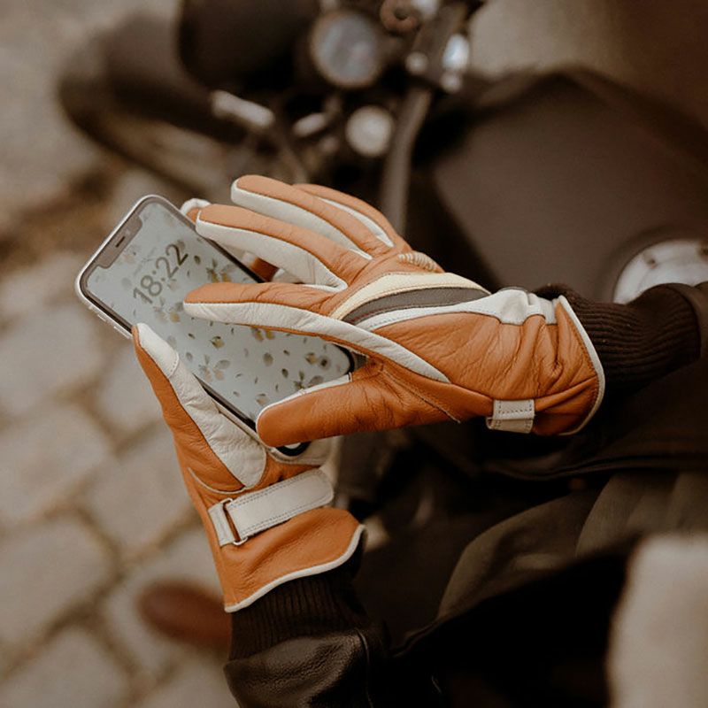 WILDUST｜モーターサイクル グローブ｜3シーズン｜キャメル｜モデル着用