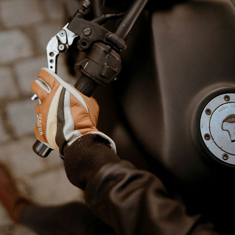 WILDUST｜モーターサイクル グローブ｜3シーズン｜キャメル｜モデル着用