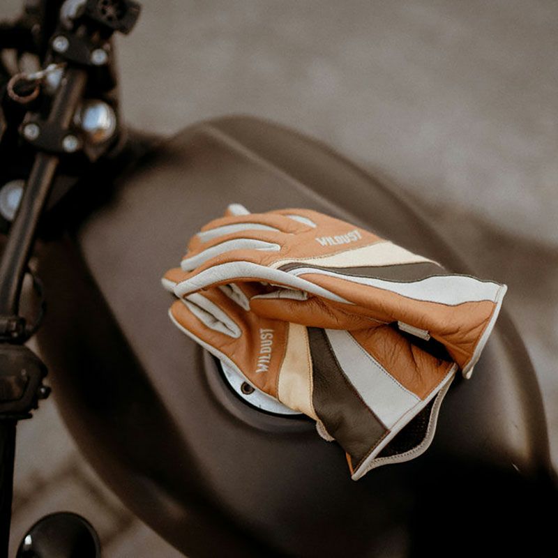WILDUST｜モーターサイクル グローブ｜3シーズン｜キャメル｜モデル着用