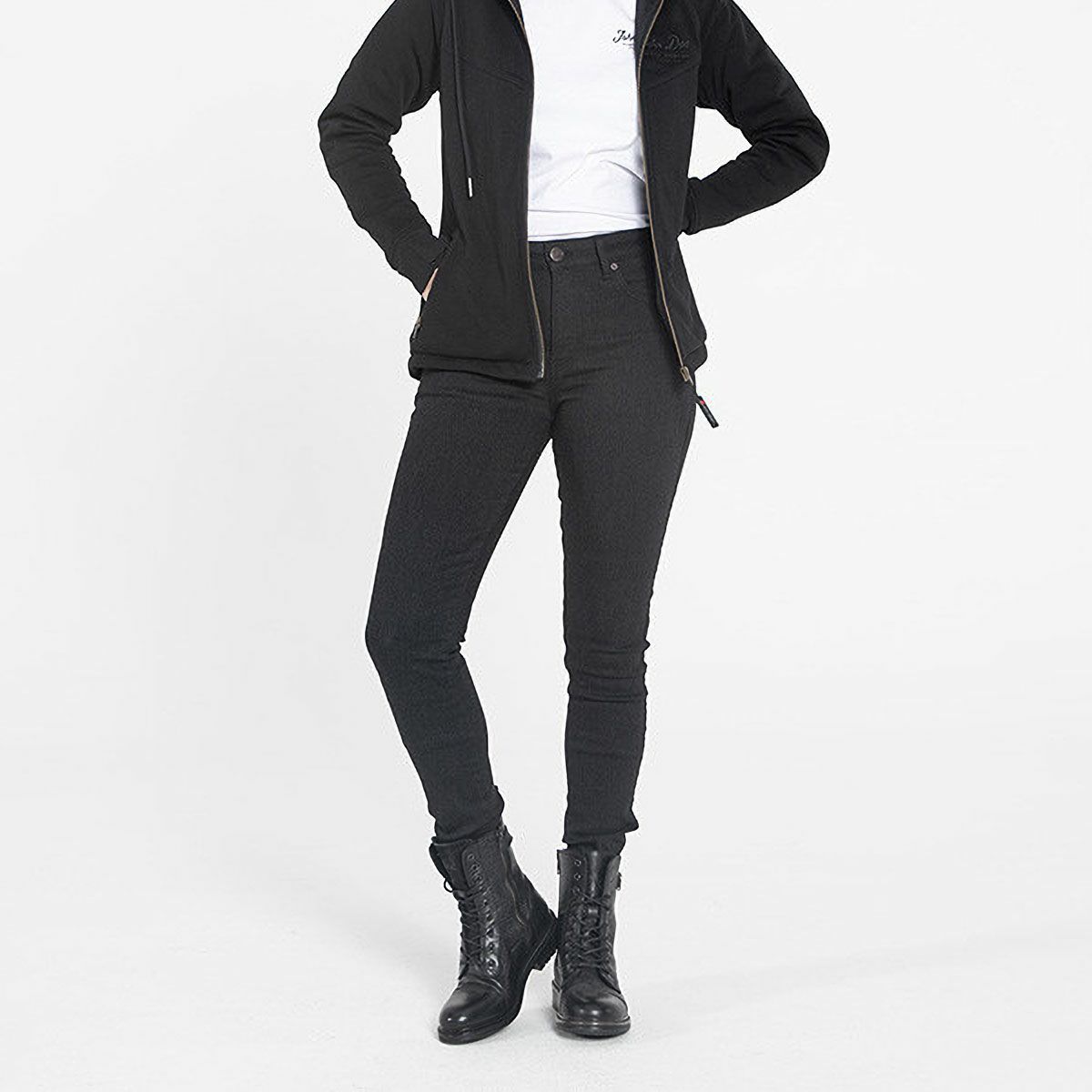 John Doe｜ルビー ジーンズ ウーマン｜デニム｜ブラック｜モデル着用