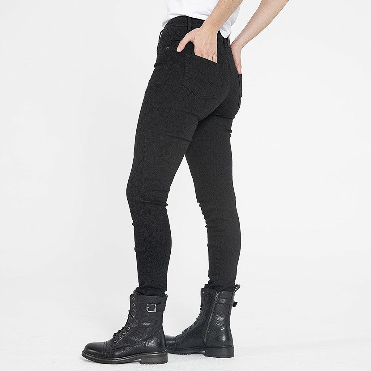 John Doe｜ルビー ジーンズ ウーマン｜デニム｜ブラック｜モデル着用