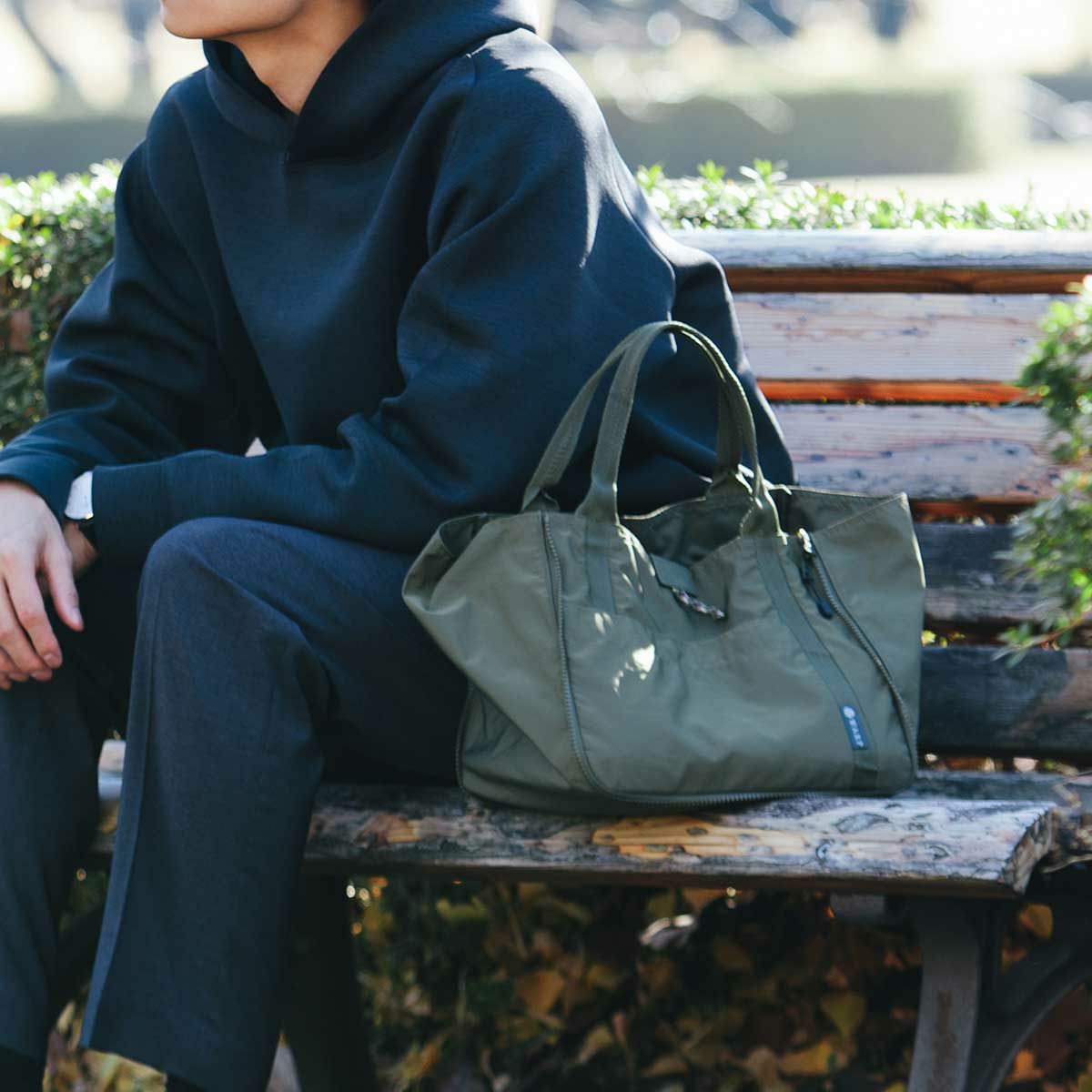 WARP｜トランスフォーム ミニ トートバッグ｜トートバッグ｜カーキ｜モデル着用